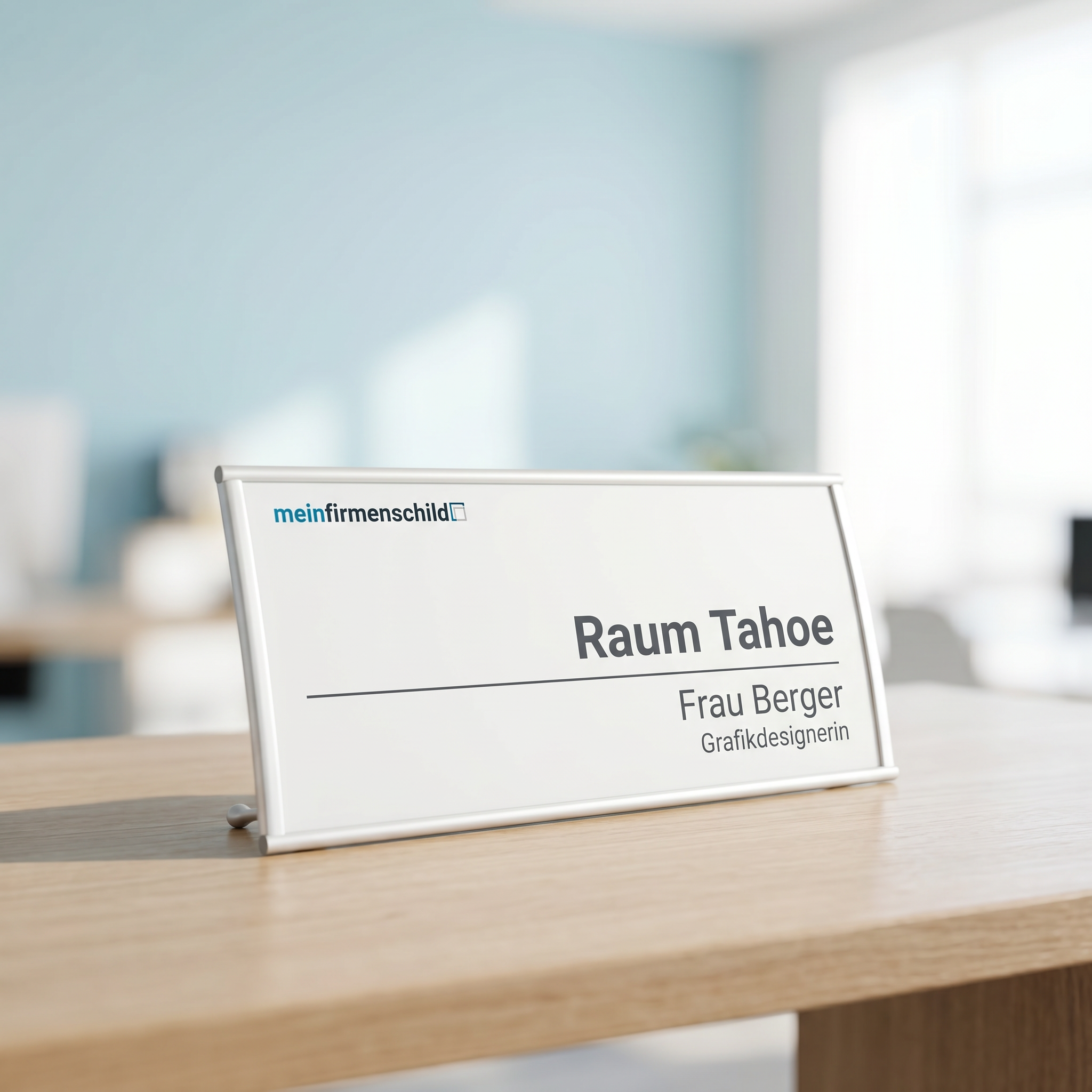 Tahoe Tischschild · 163 × 105 mm · Randleiste links/rechts · Aluminium-Leiste · Anwendungsbild (meinfirmenschild)