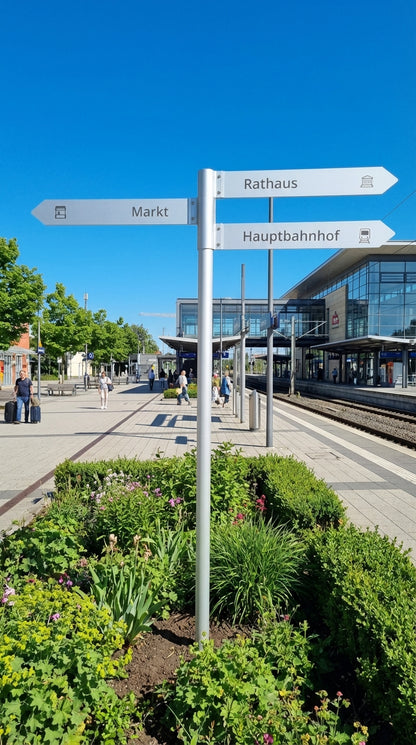 Everest Richtungsschild · Anwendungsbild · Säule Silber eloxiert · Fahnen Silber eloxiert · 3 Fahnen