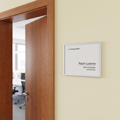 Lucerne Türschild · 153 × 124,5 mm · Silber eloxiert · Anwendungsbild